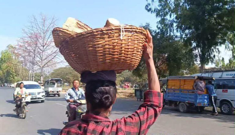 အရာတော်သနပ်ခါးကို ဆန်နဲ့လဲစားနေကြရသူများ