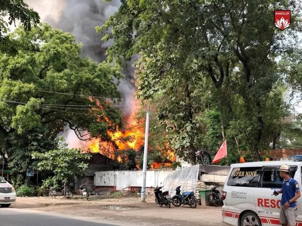 စဉ့်ကူးမြို့နယ်မှာ အာဏာသိမ်းစစ်တပ်က ရဲစခန်းနဲ့ ရွာကို ဗုံးကြဲ၊ ၂၄ဦးသေဆုံး၊ ၃၀ ဝန်းကျင် ဒဏ်ရာရ