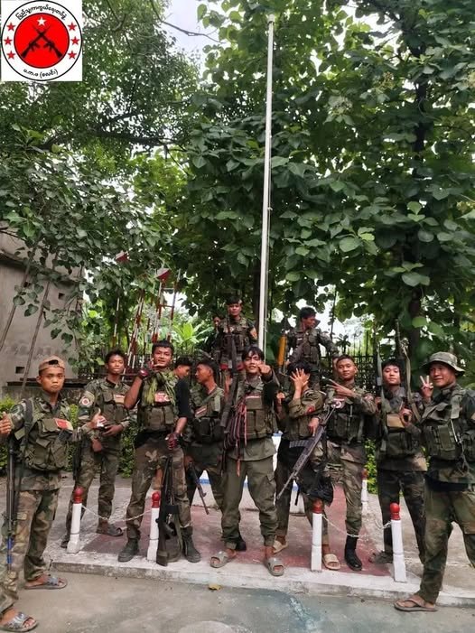 တညောင်ရဲစခန်းကို စလင်းပကဖ မီးရှို့၊ ရဲ ရှစ်ဦးသေဆုံး နှစ်ဦးလက်နက်ချ